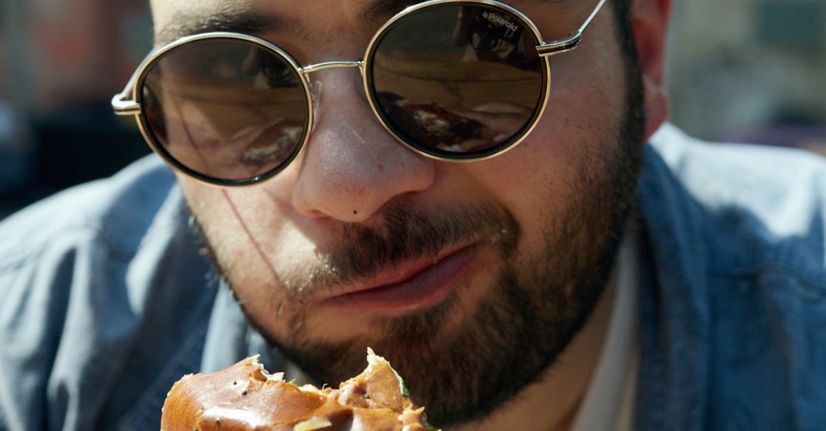 découvrez ce qu'est la fast fashion : un modèle de mode rapide et accessible, ses impacts sur l'environnement, l'économie et les conditions de travail dans le monde.